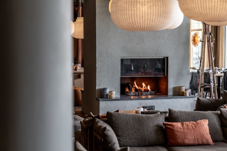 En öppen spis i ett rum.