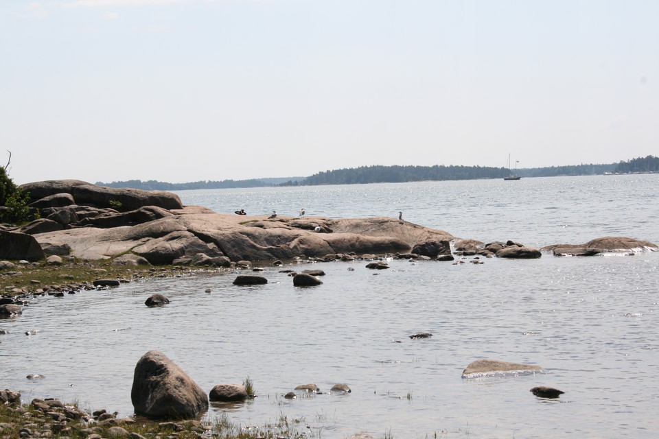 En havsvik med stenig strand och stenhällar