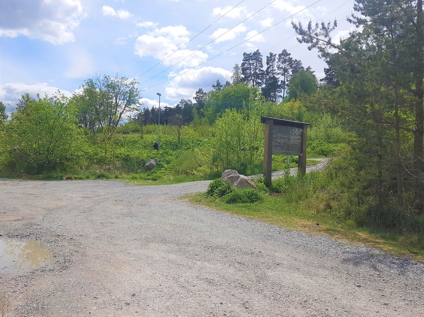 Sandaskogens besöksparkering med entré mot Sandaskogen.