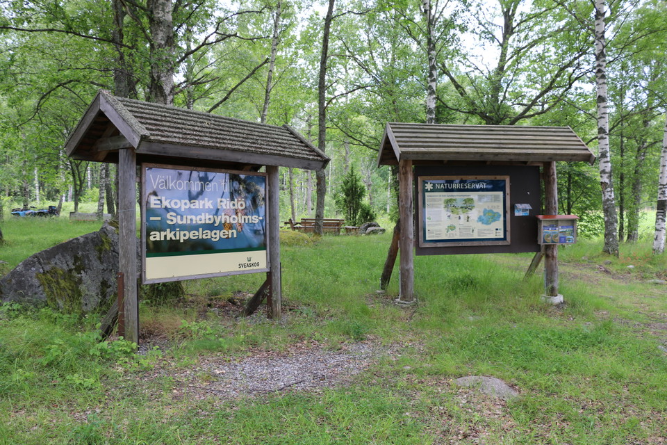 Informationstavlor över naturreservatet.
