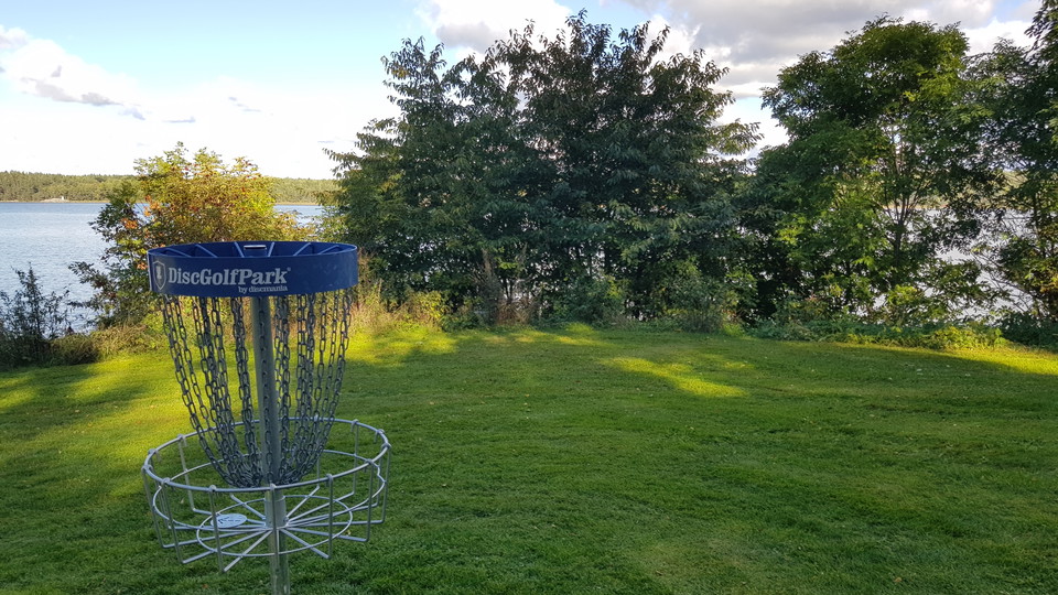 Discgolfbana på Bosön. Foto Lidingö stad