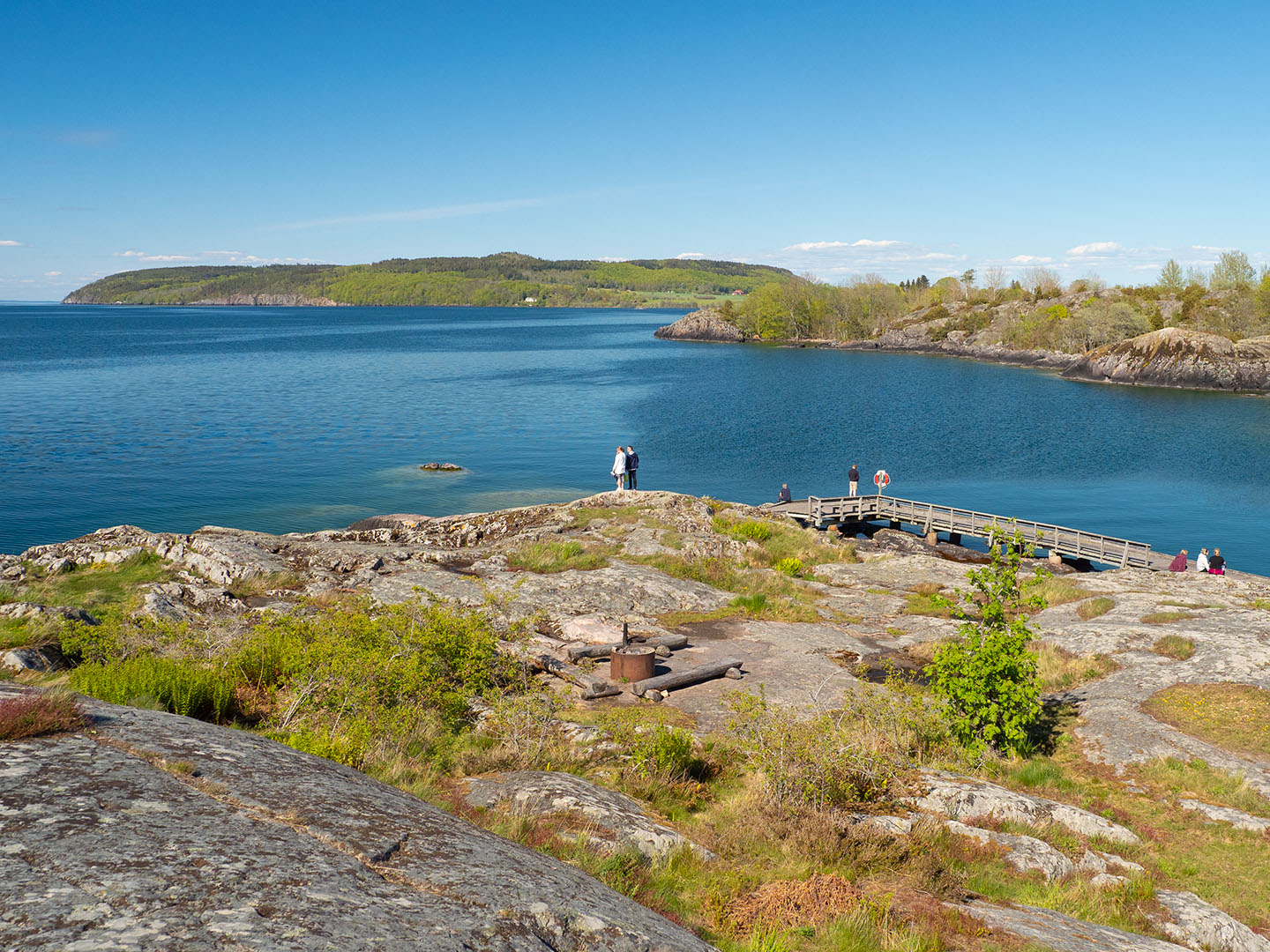 Människor på en klippa