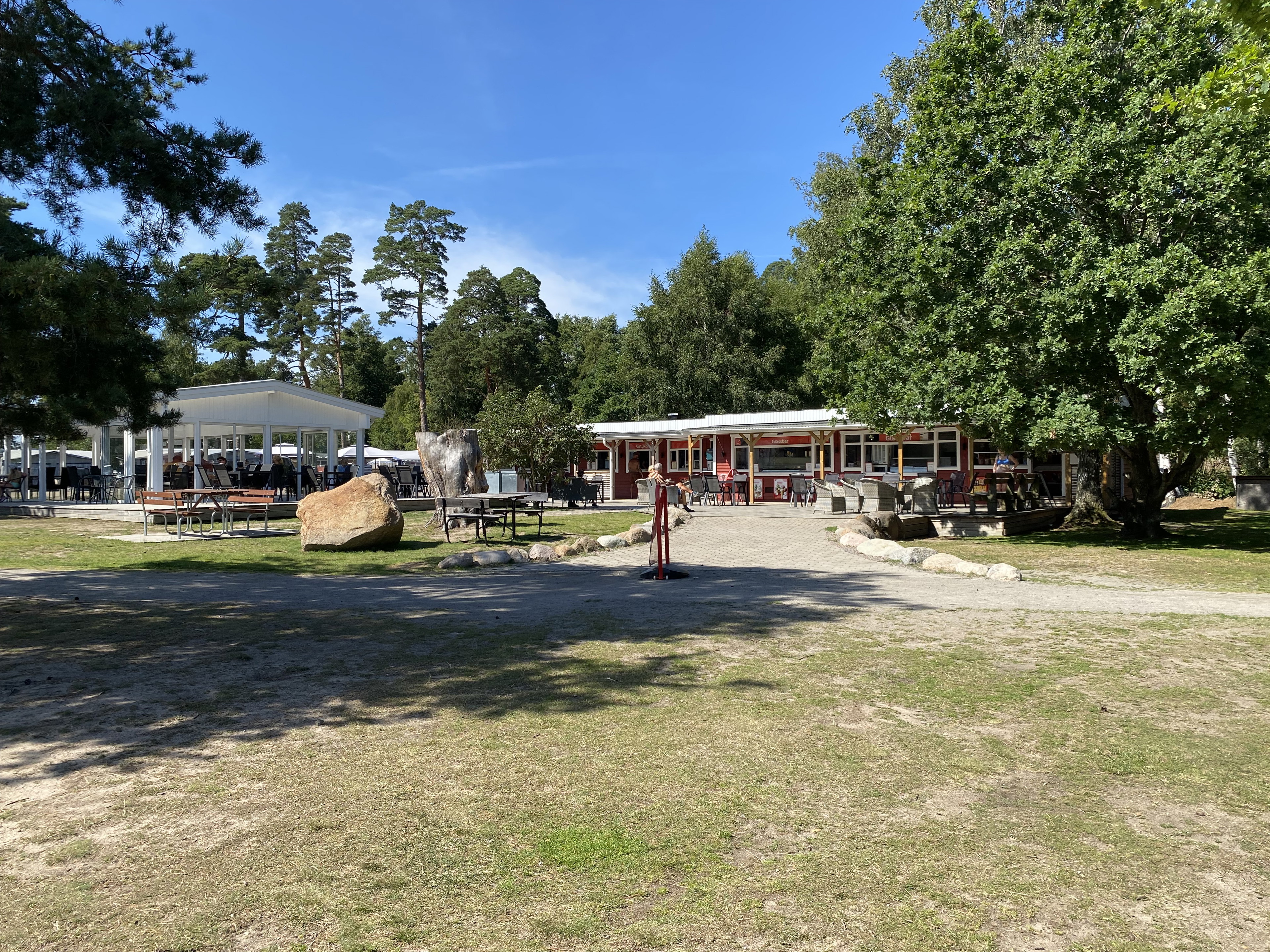 Kiosk, glassbar och gatukök med sittplatser