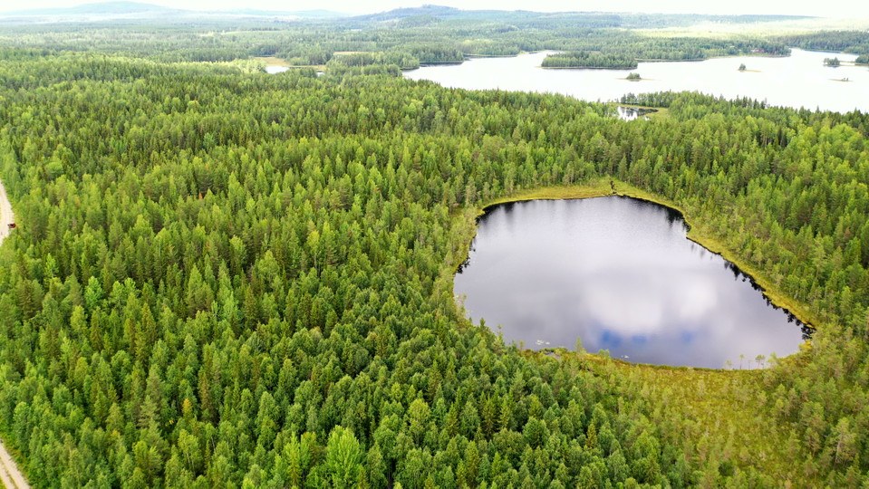 I förgrunden Lillstrandtjärnen, bakom det Stor-Klockarträsk.