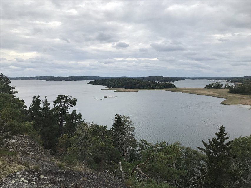 Utsikt över Svärdsnäsviken mot Koön i Sandemars naturreservat.