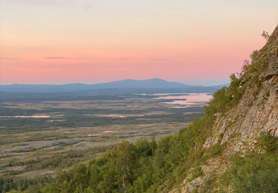 Vy över en rosafärgad himmel med Åreskutan i fjärran