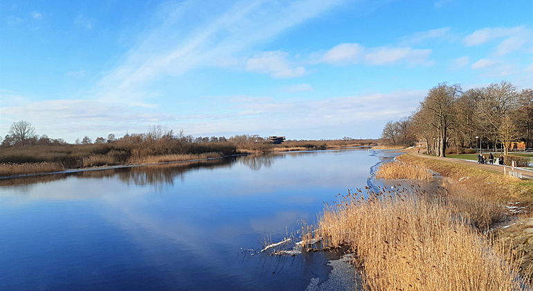 Helgeå med Tivoliparken till höger och naturum Vattenriket i fjärran.