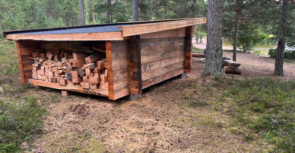 Glimmingen badplats, vindskydd med vedförråd.