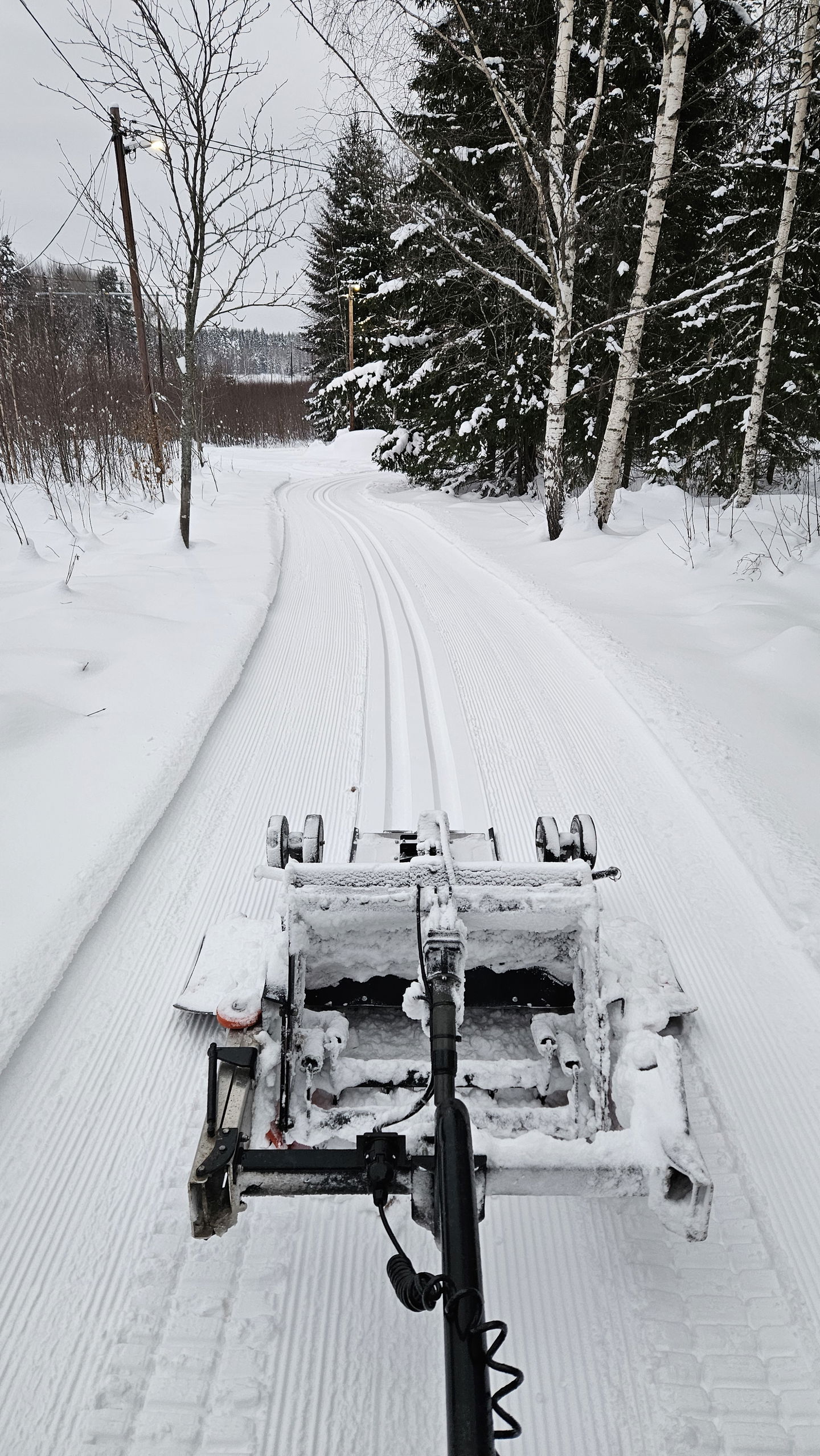 Bilden visar ett nydraget skidspår i snön i Hagaströms motionsspår