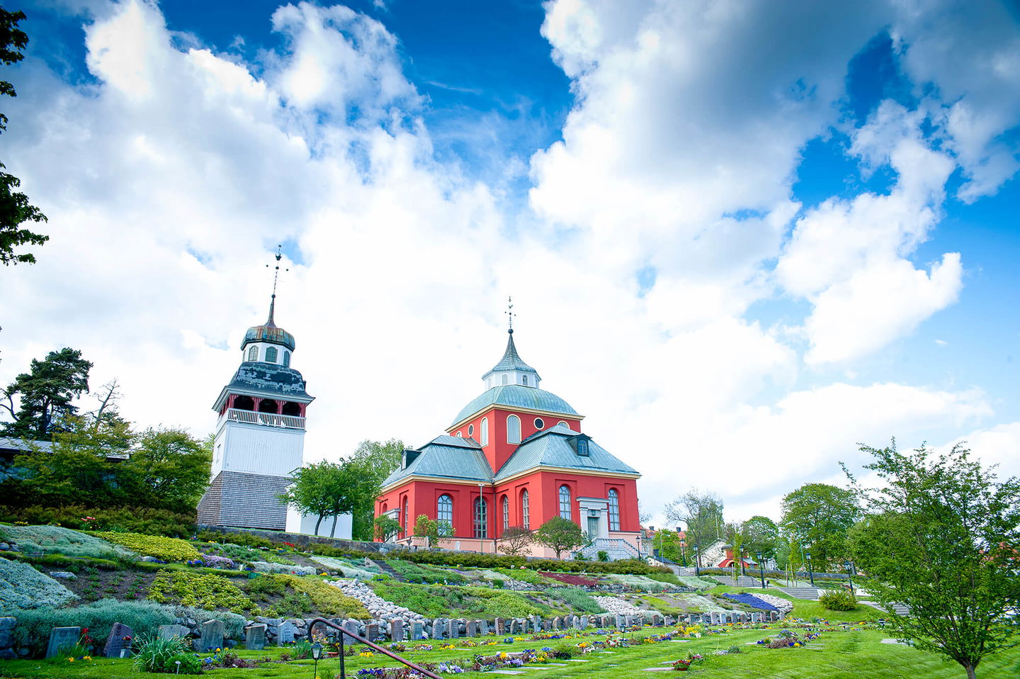 Ulrika Eleonora kyrkan lyser röd