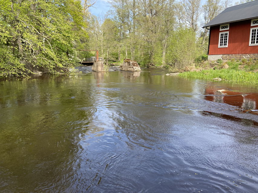 Strömmande vatten efter bryggan vid Bolstan.