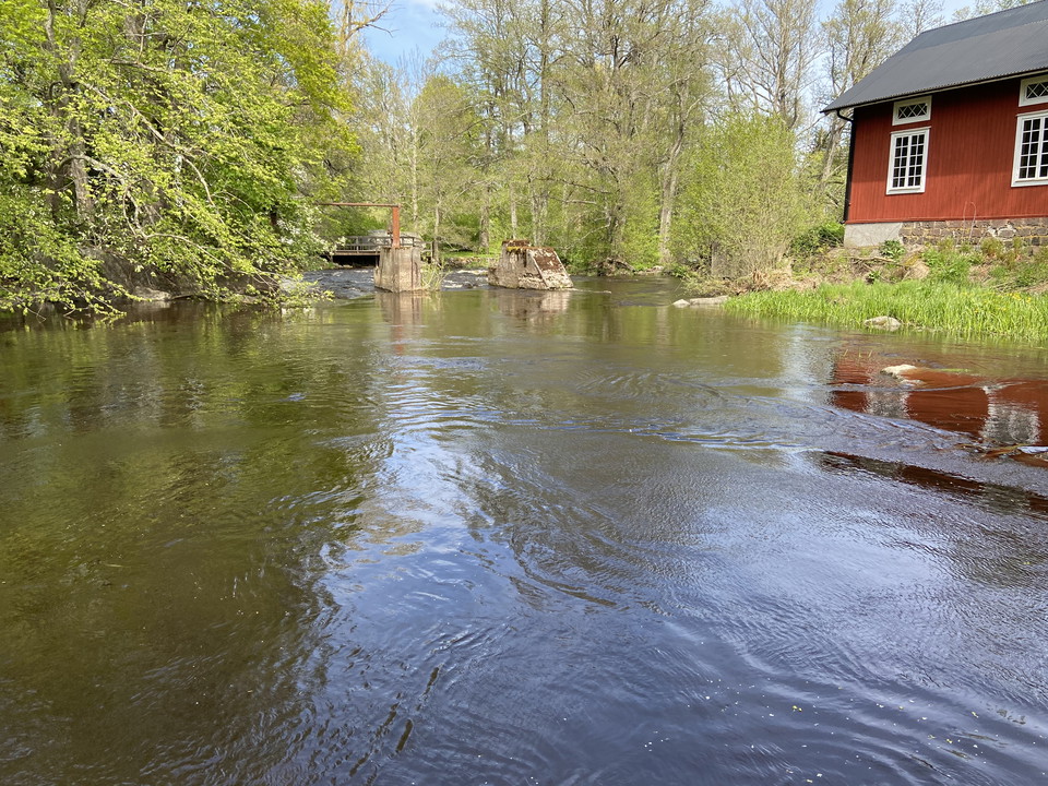 Strömmande vatten efter bryggan vid Bolstan.