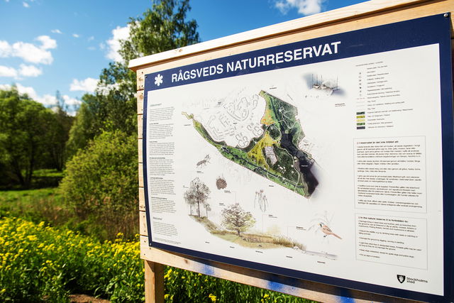 Entré och informationstavla Magelungsvägen, Rågsveds naturreservat