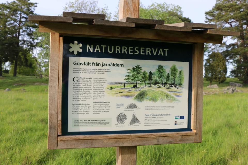 Informationstavla över naturreservatet.
