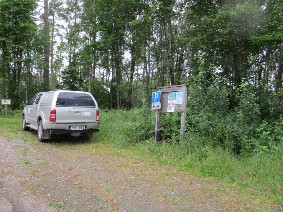 Bil parkerad på naturreservatets parkering.