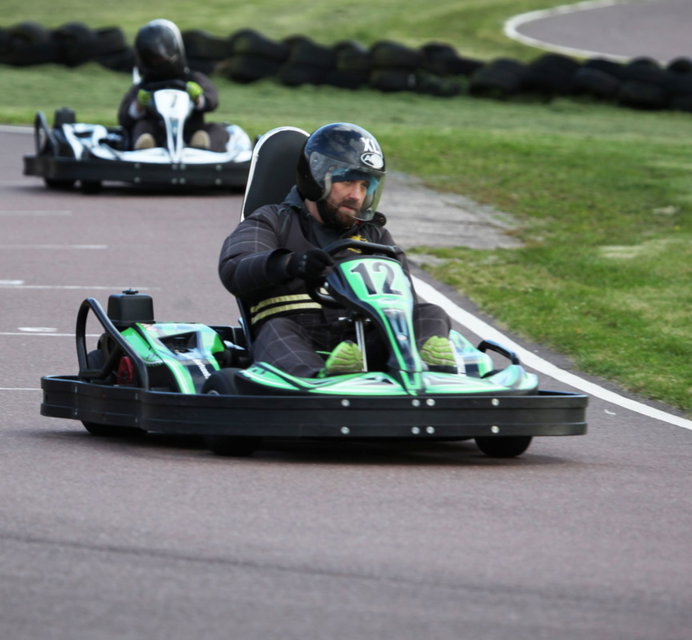 Man som åker Gokart i kristinehamn