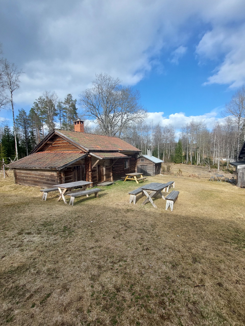 Bänkar och bord för vila vid raststugan i Ljusbodarna