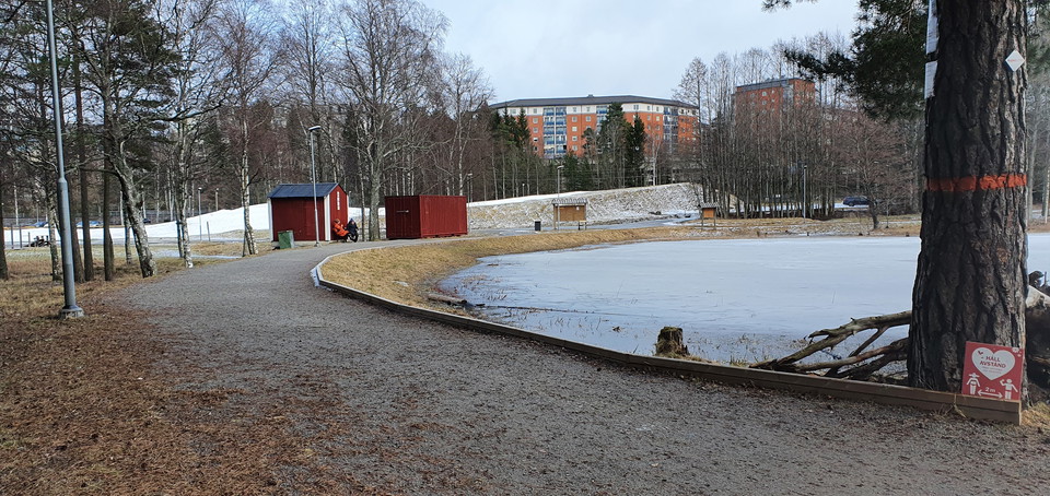 Maxingeslingan rundar sjöns norra del.