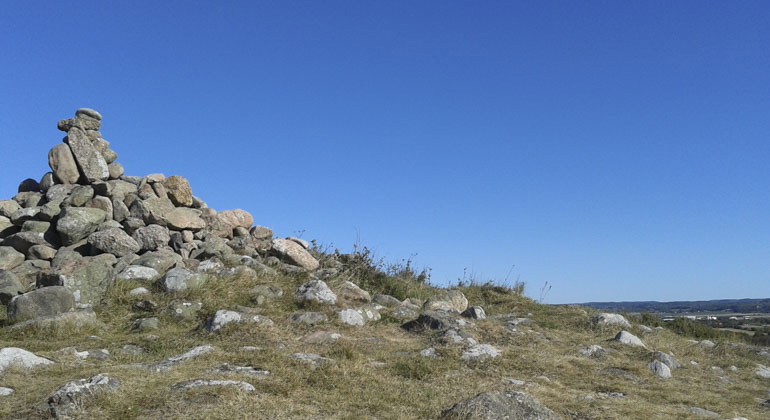 stenar som ligger över varandra som ett berg på marken