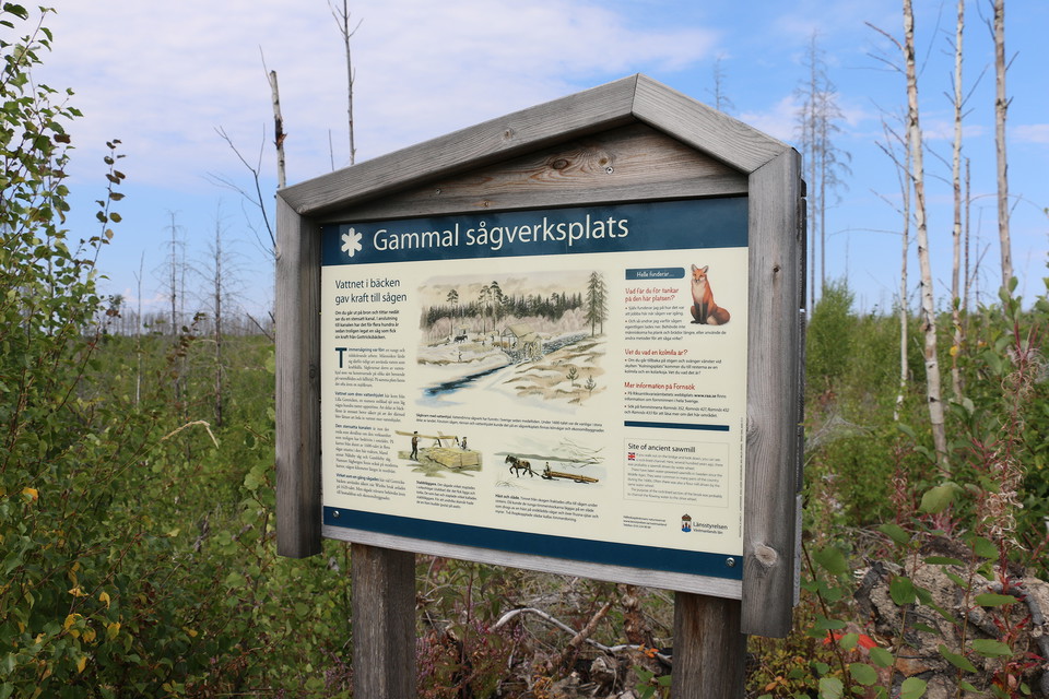 Informationsskylt på träställ.