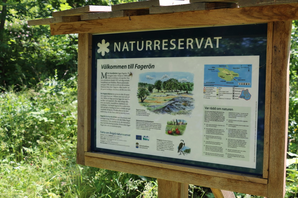 Informationstavla över naturreservatet.