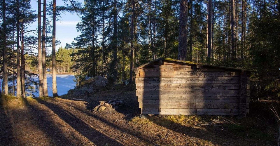 Vindskydd vid Såggölen norr om Mela, mellan Övre och Nedre Glottern.
Etapp: Graverfors-Mela, Mela-Halsbråten, Näkna-Mela (anslutningsled)
Norrköping