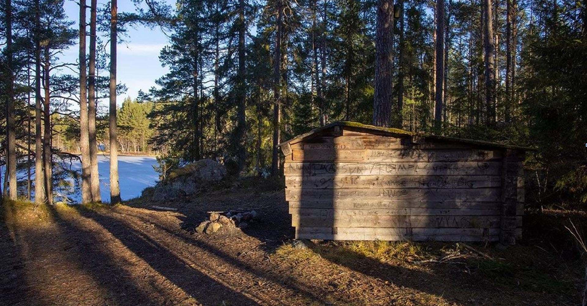 Vindskydd vid Såggölen norr om Mela, mellan Övre och Nedre Glottern.
Etapp: Graverfors-Mela, Mela-Halsbråten, Näkna-Mela (anslutningsled)
Norrköping