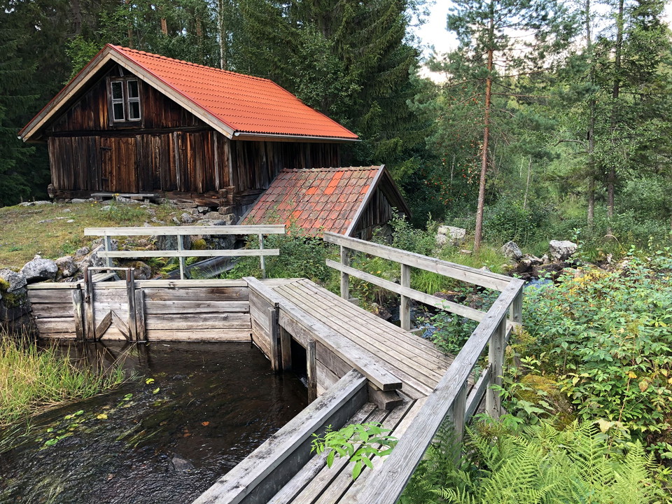 Kvarna passeras längs leden.