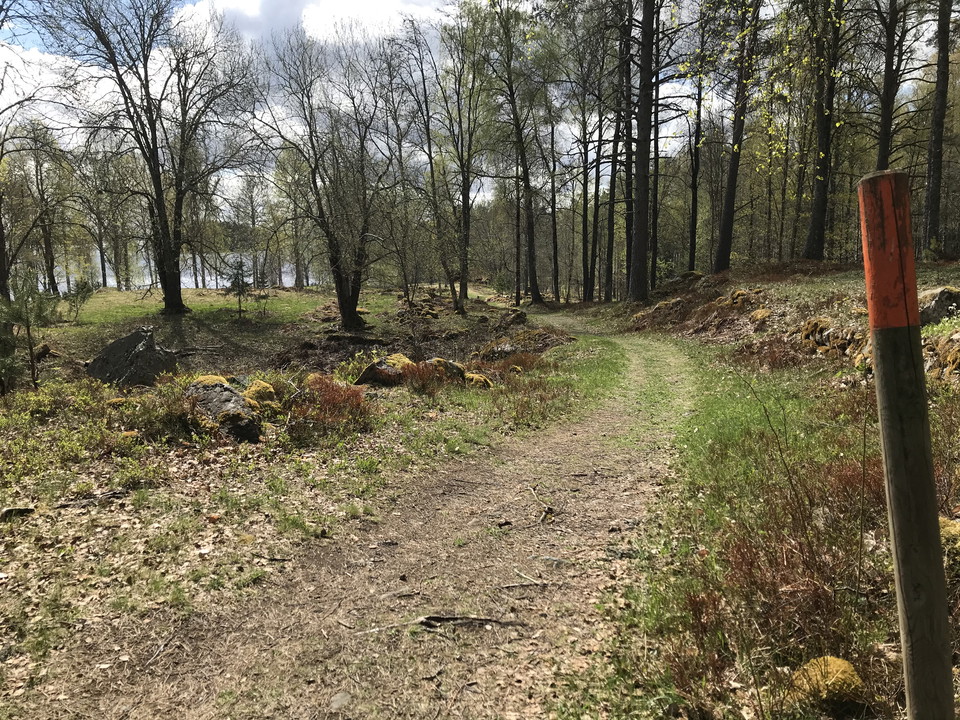 Vandringsleden går även genom beteshagarna. Håll hunden kopplad. 