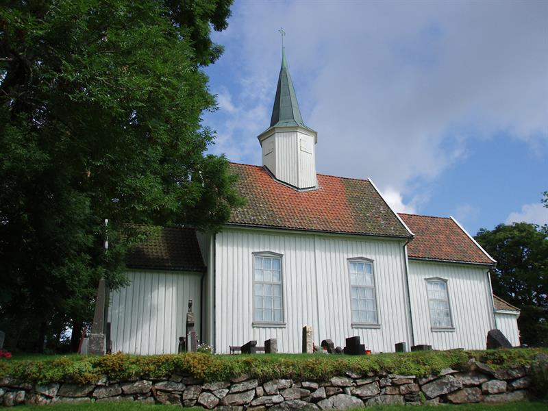 liten hvit kirke sett fra siden