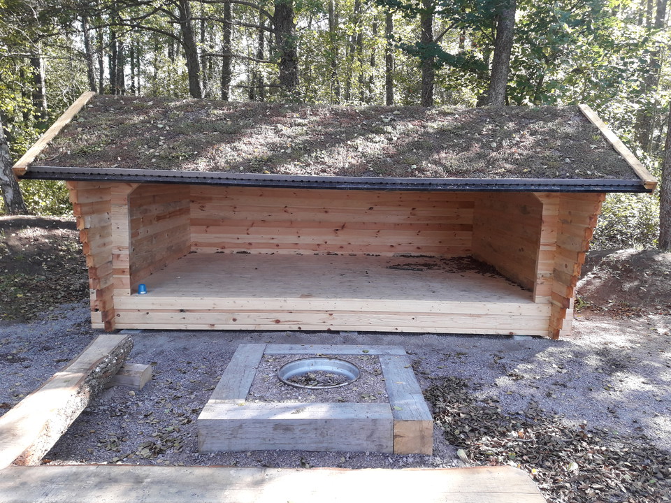 Vindskydd med säker eldstad