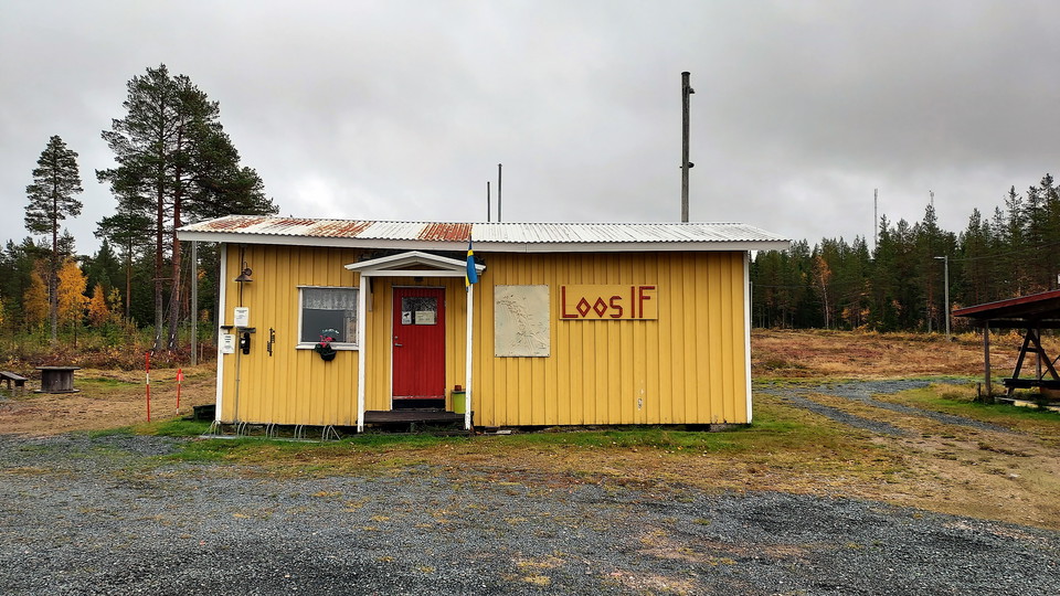 Utegymmet ligger intill elljusspåret i Los