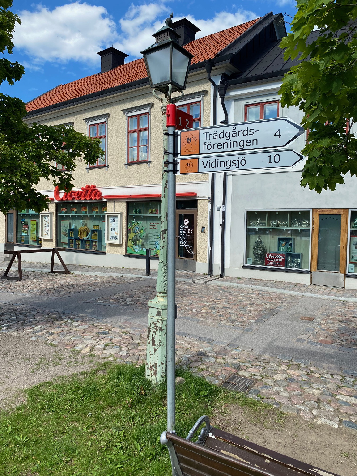 Så här ser skyltningen ut för Östgötaleden mellan Trädgårdsföreningen och Gamla Linköping.