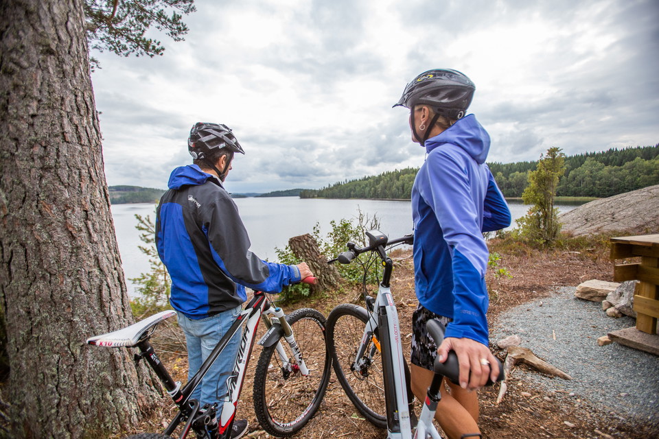 Två cyklister vid ett vattendrag