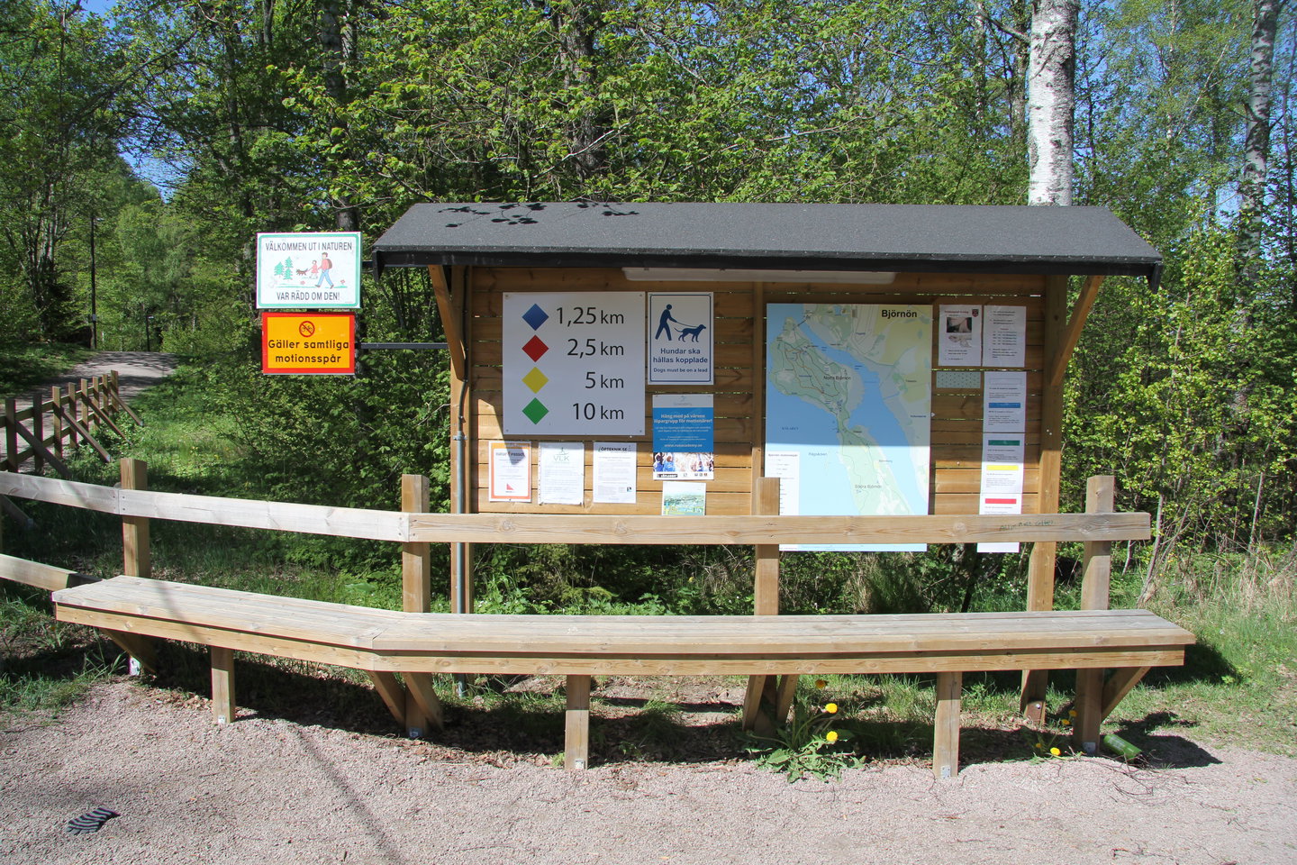 Informationstavla och skyltar som visar vad man får göra och inte göra i naturreservatet.
