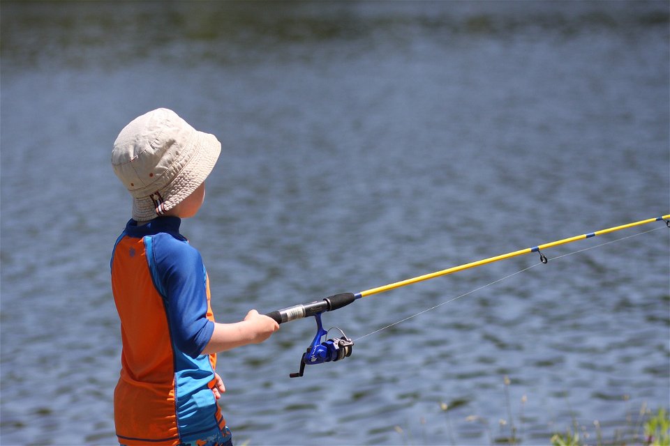 Barn som fiskar