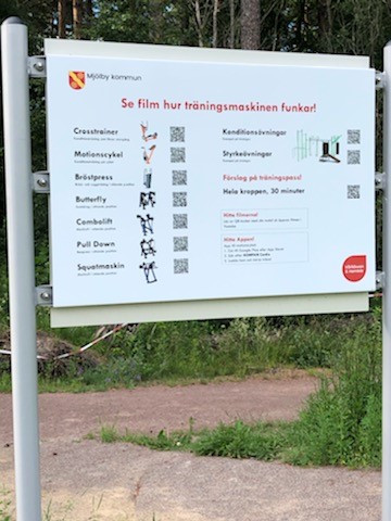 Informationstavla vid utegymmet, beskrivningar av utrustningen samt QR-koder