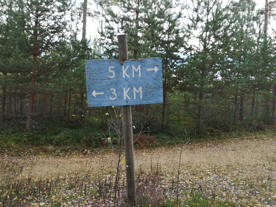 Delningen, 3 km viker av till vänster och 5 km fortsätter åt höger.