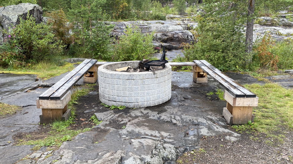 En eldstad med bänkar runt omkring.