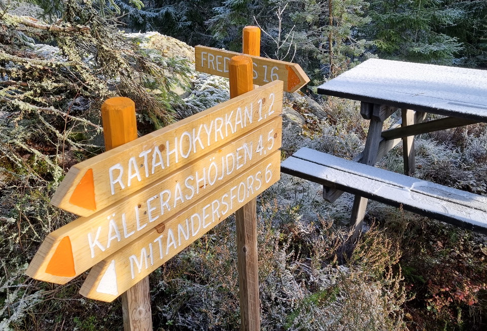 Rest area by the hiking trail. 