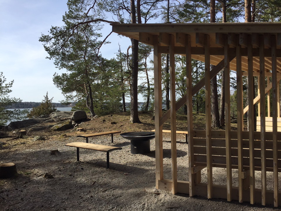 Rastplats med regnskydd, bänkar och eldstad. Foto: Mats Larshagen.