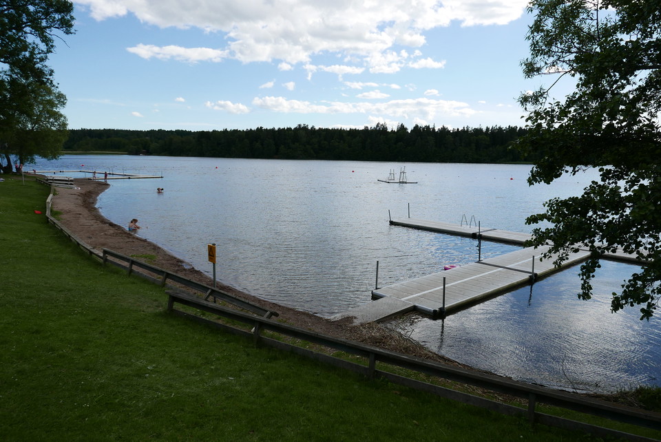 En strand och badbryggor.