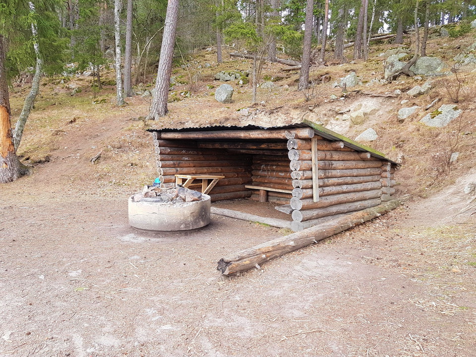 I reservatet finns tre iordningställda grillplatser. Där två har vindskydd. Denna ligger precis vid Mälarens strand.