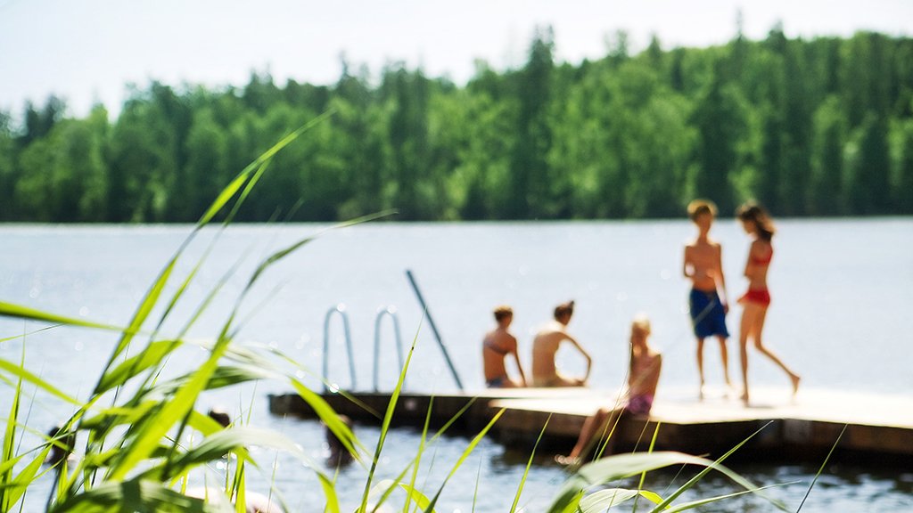 Svalka dig i sommarhettan – hitta härliga badställen i Väsbys sjöar