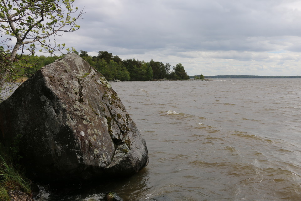 Stor sten i vattnet.