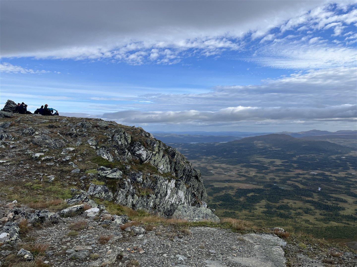 Satsfjällets topp med utsikt över myrlandskapet i Gitsfjällets naturreservat.