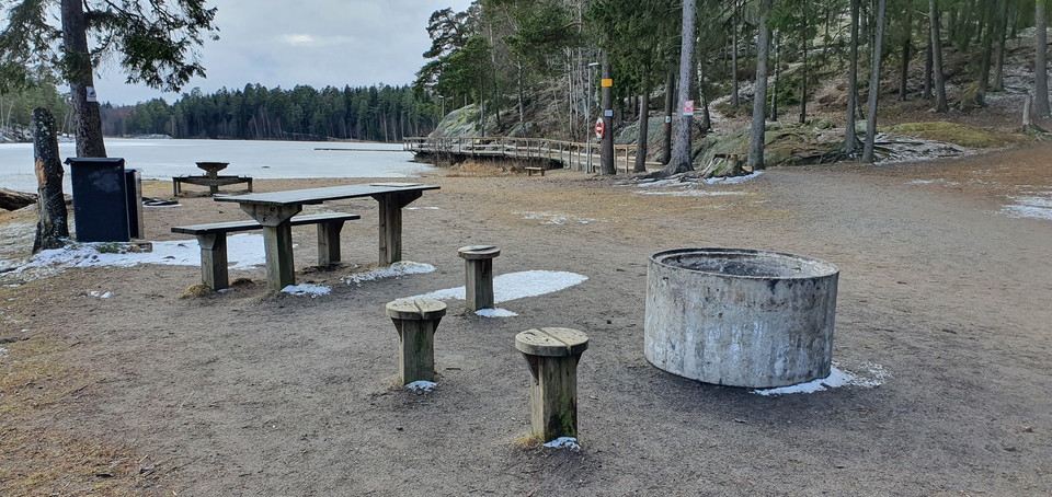 Grillplatsen vid sjöns nordvästra del, vid badplatsen..