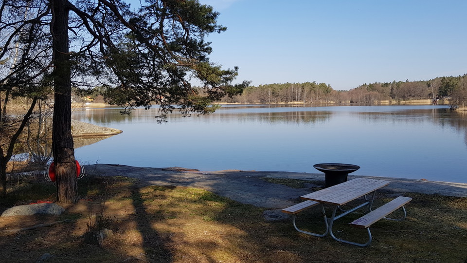Grillplats vid badklipporna. Foto Lidingö stad