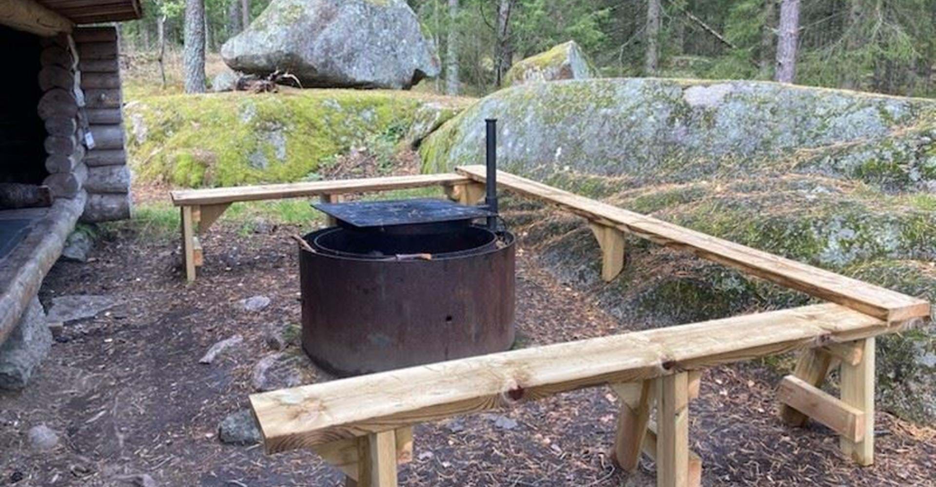 Nya bänkar vid vindskydd Bleckenstad.
Etapp: Bleckenstad - Lundbyvallen
Mjölby
