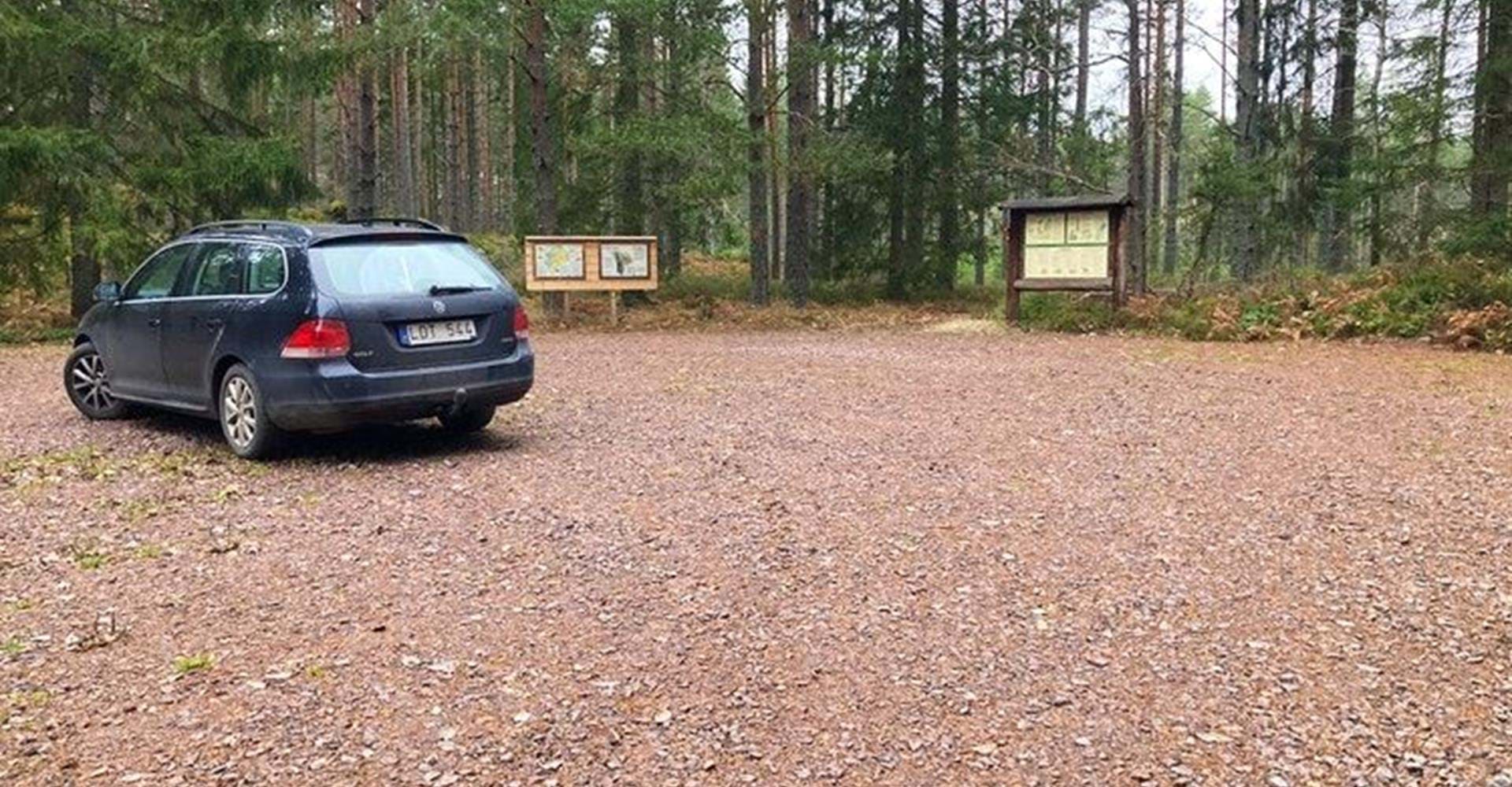 Parkering med informationsskyltar om Perkils kätill.
Etapp: Tjällmoslingan.
Motala